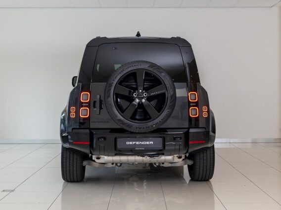 Land Rover Defender 2.0 P300e 110 Dynamic Edition
