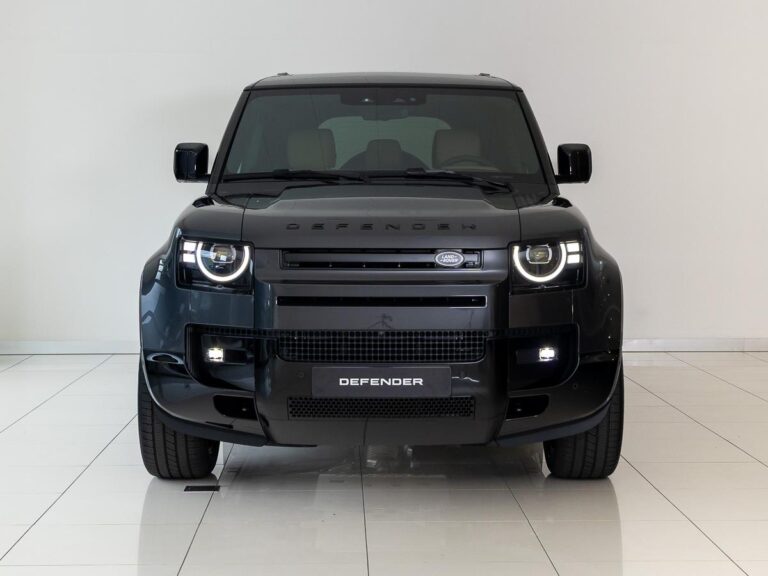 Land Rover Defender 2.0 P300e 110 Dynamic Edition