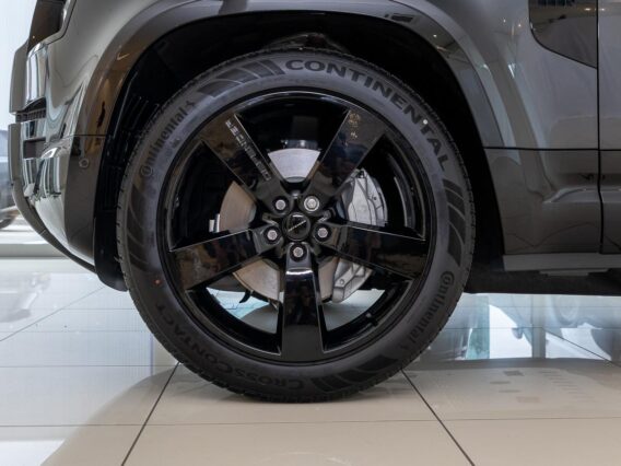 Land Rover Defender 2.0 P300e 110 Dynamic Edition