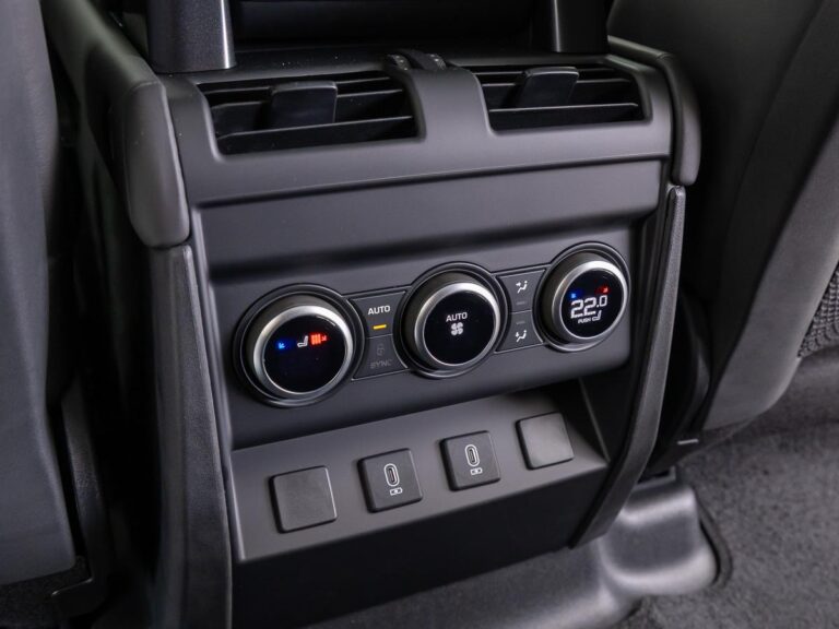 Land Rover Defender 2.0 P300e 110 Dynamic Edition