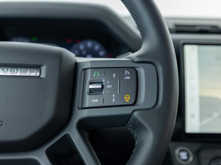Land Rover Defender 2.0 P300e 110 Dynamic Edition