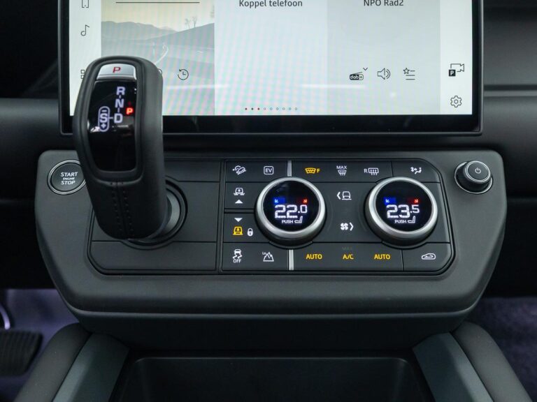 Land Rover Defender 2.0 P300e 110 Dynamic Edition