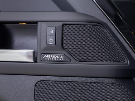Land Rover Defender 2.0 P300e 110 Dynamic Edition