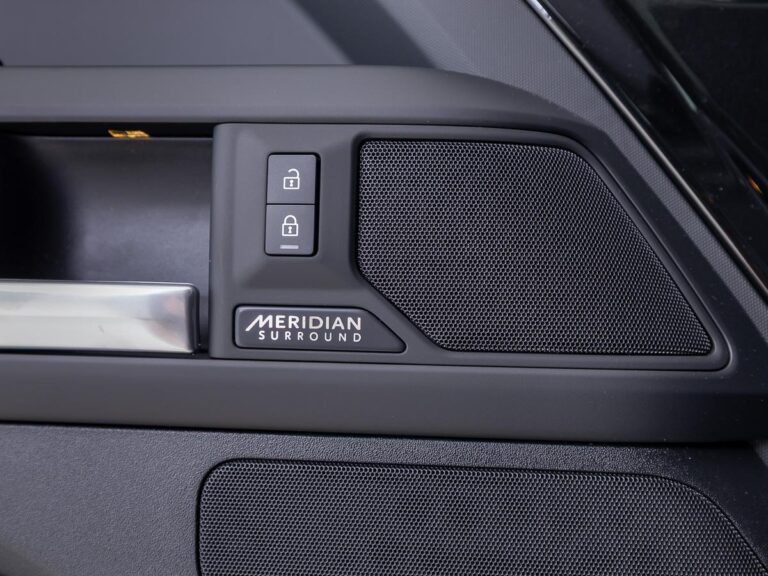Land Rover Defender 2.0 P300e 110 Dynamic Edition