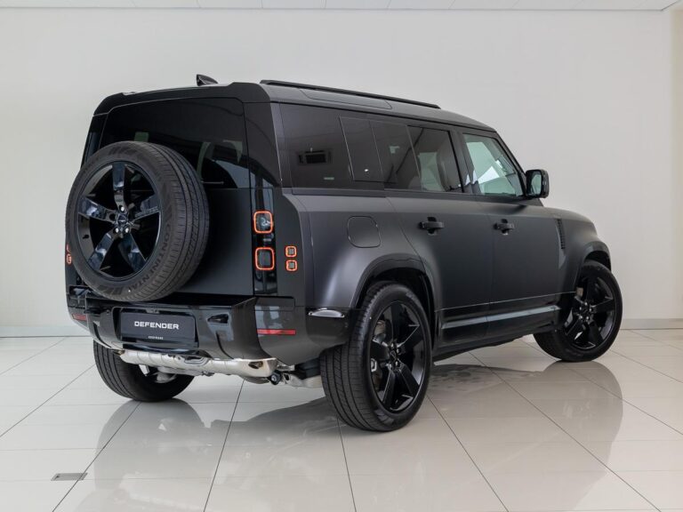 Land Rover Defender 2.0 P300e 110 Dynamic Edition