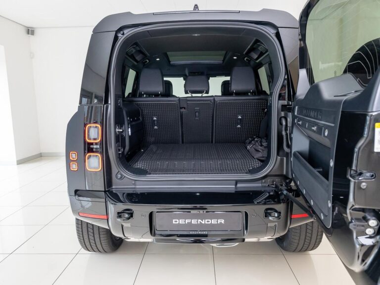 Land Rover Defender 2.0 P300e 110 Dynamic Edition