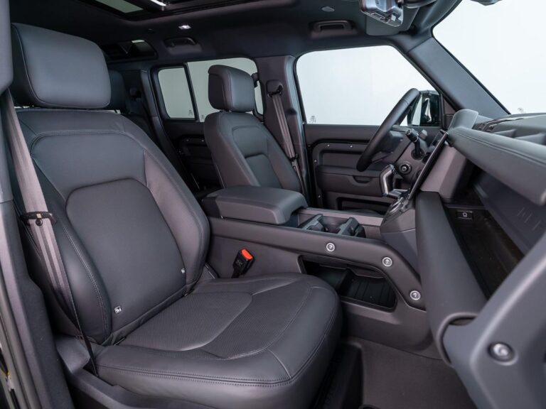 Land Rover Defender 2.0 P300e 110 Dynamic Edition