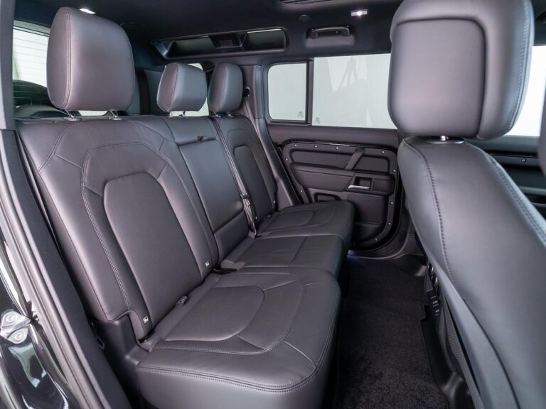 Land Rover Defender 2.0 P300e 110 Dynamic Edition