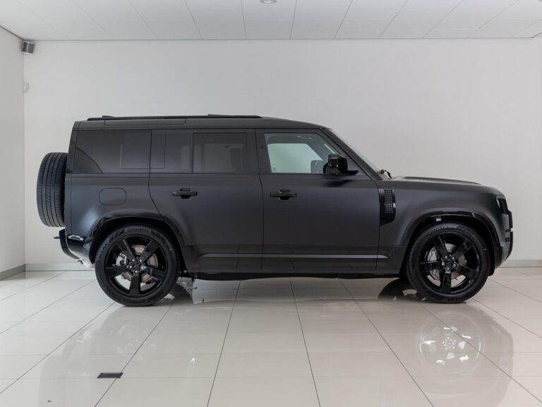Land Rover Defender 2.0 P300e 110 Dynamic Edition