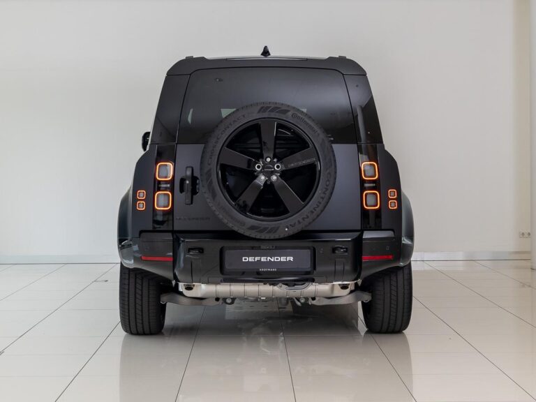 Land Rover Defender 2.0 P300e 110 Dynamic Edition