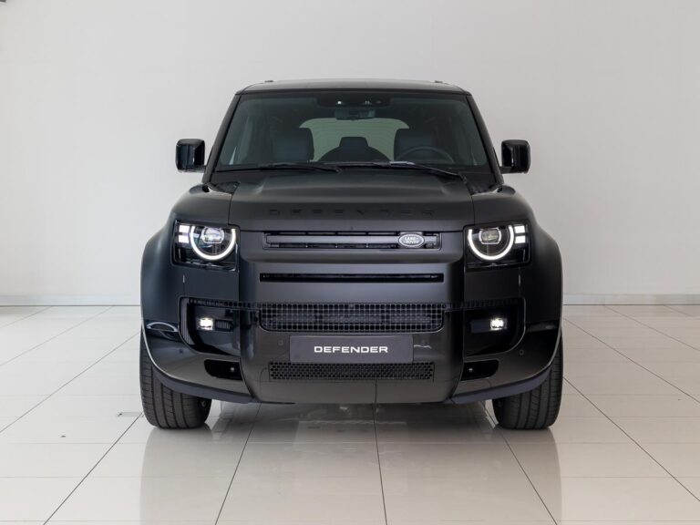 Land Rover Defender 2.0 P300e 110 Dynamic Edition