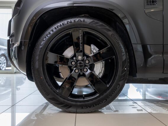 Land Rover Defender 2.0 P300e 110 Dynamic Edition
