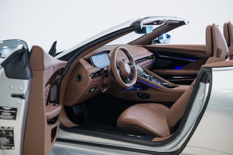 Aston Martin DB12 Volante