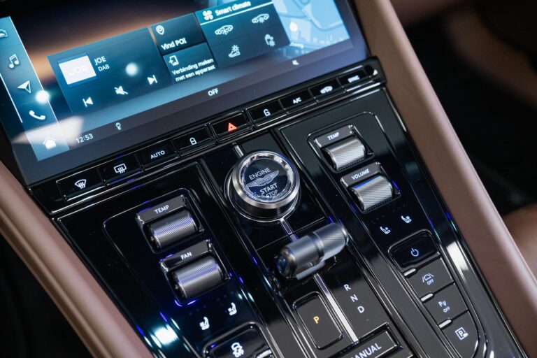 Aston Martin DB12 Volante