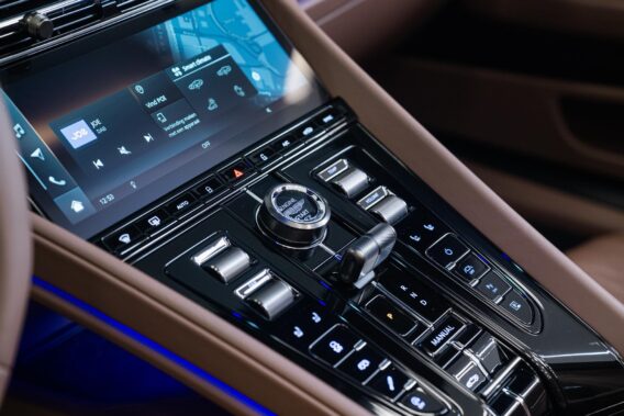 Aston Martin DB12 Volante