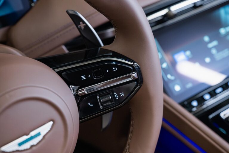 Aston Martin DB12 Volante