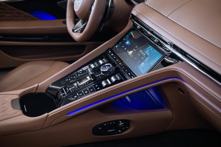 Aston Martin DB12 Volante