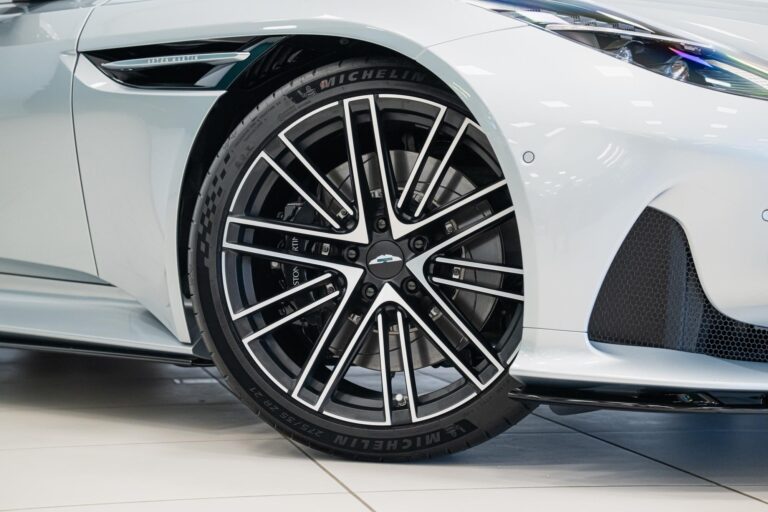 Aston Martin DB12 Volante
