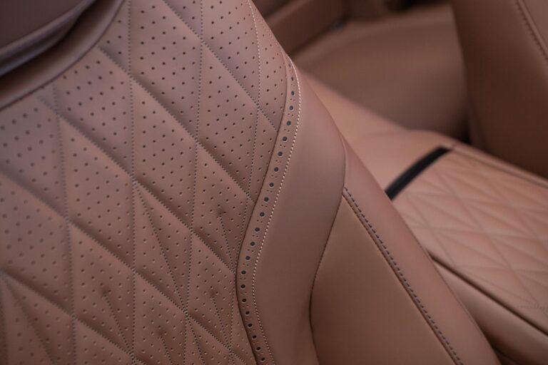 Aston Martin DB12 Volante