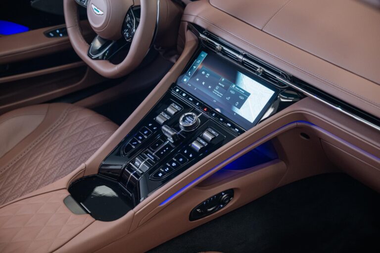 Aston Martin DB12 Volante