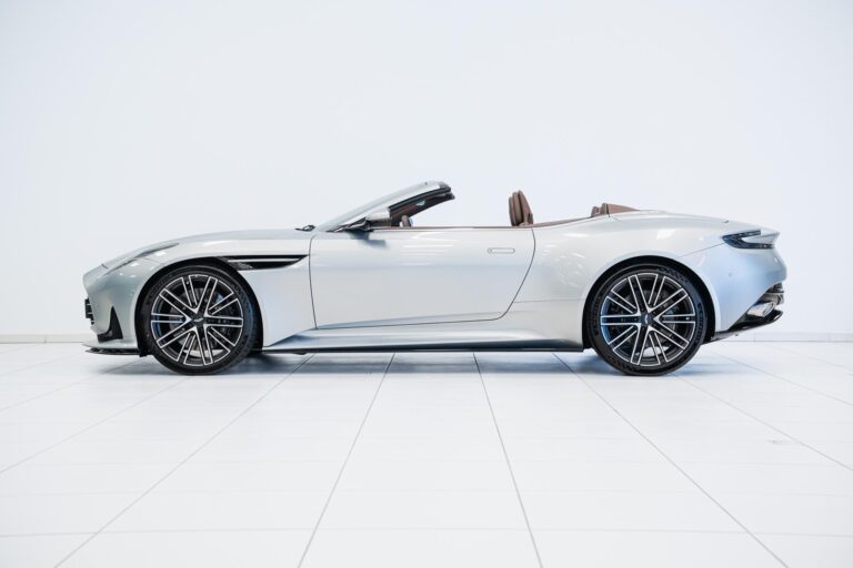 Aston Martin DB12 Volante