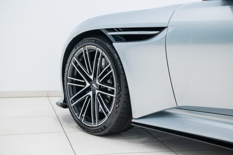 Aston Martin DB12 Volante