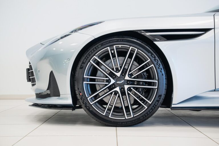 Aston Martin DB12 Volante