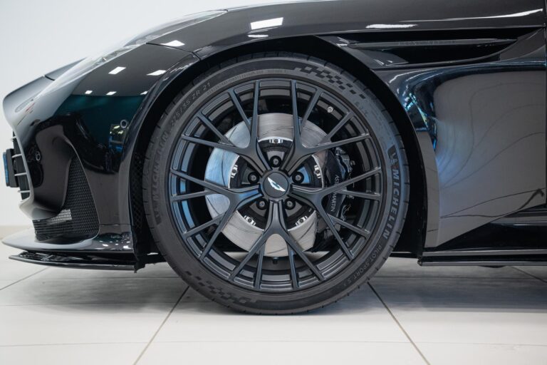 Aston Martin DB12 Volante