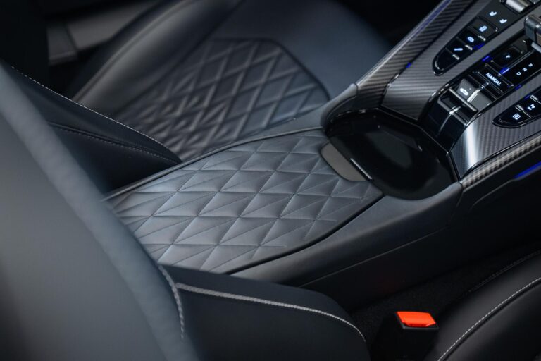 Aston Martin DB12 Volante