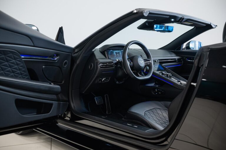 Aston Martin DB12 Volante