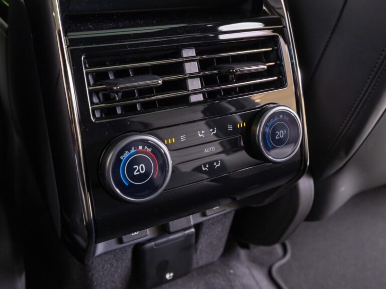 Land Rover Range Rover Sport 4.4 P635 SV Carbon