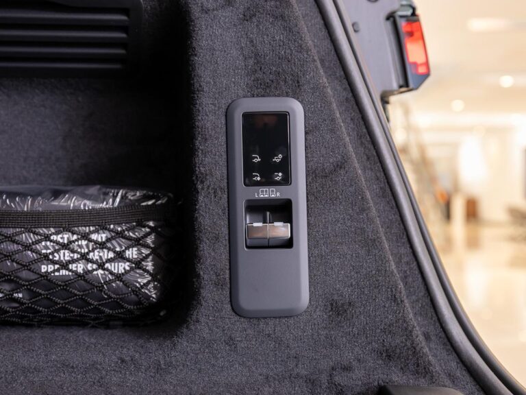 Land Rover Range Rover Sport 4.4 P635 SV Carbon