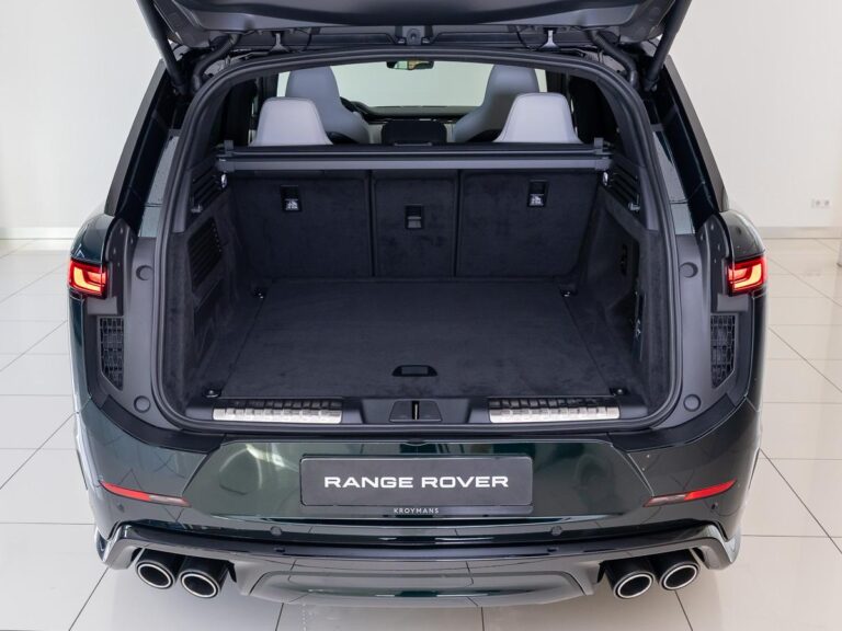 Land Rover Range Rover Sport 4.4 P635 SV Carbon