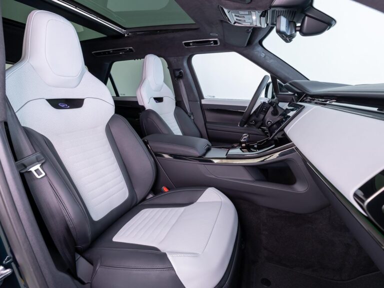 Land Rover Range Rover Sport 4.4 P635 SV Carbon