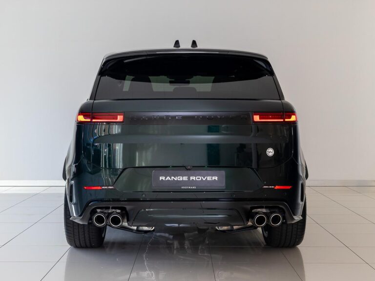 Land Rover Range Rover Sport 4.4 P635 SV Carbon