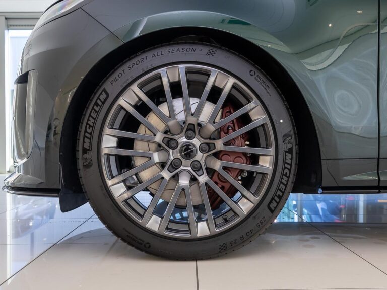 Land Rover Range Rover Sport 4.4 P635 SV Carbon