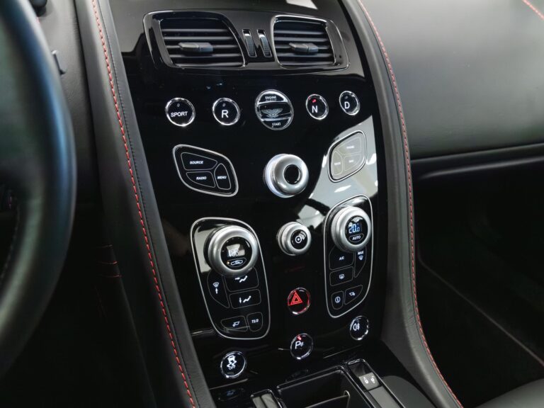 Aston Martin V8 Vantage S 2017