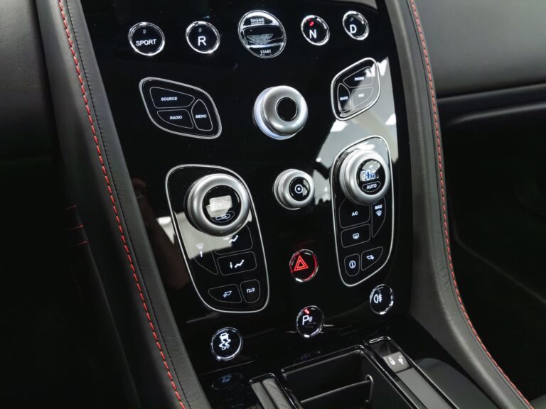Aston Martin V8 Vantage S 2017