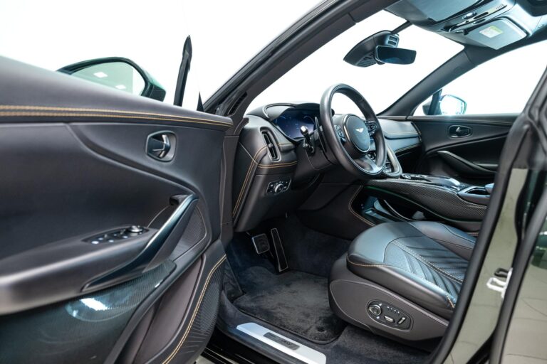Aston Martin DBX 707