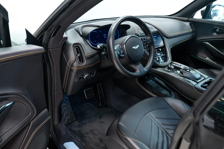 Aston Martin DBX 707