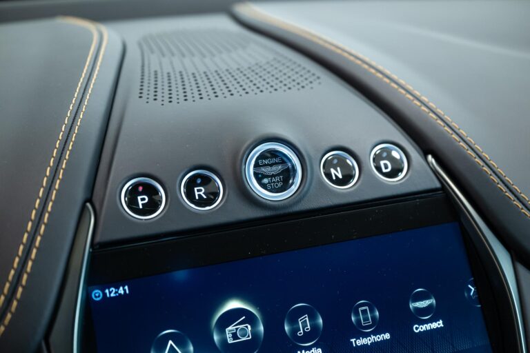 Aston Martin DBX 707