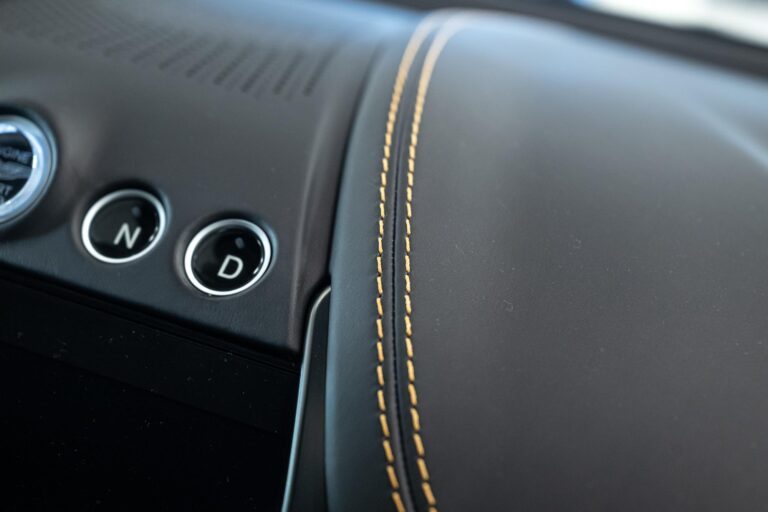 Aston Martin DBX 707