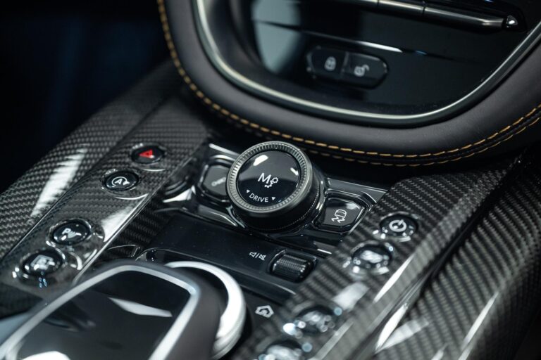 Aston Martin DBX 707