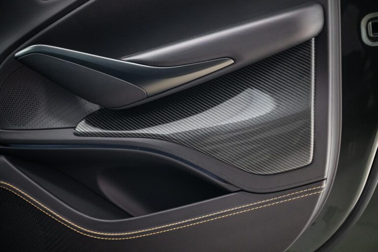 Aston Martin DBX 707